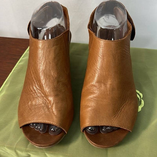 Bueno soft tan leather sling back peep toe shoe booties with hook and look ankle straps. Women's size 7.5