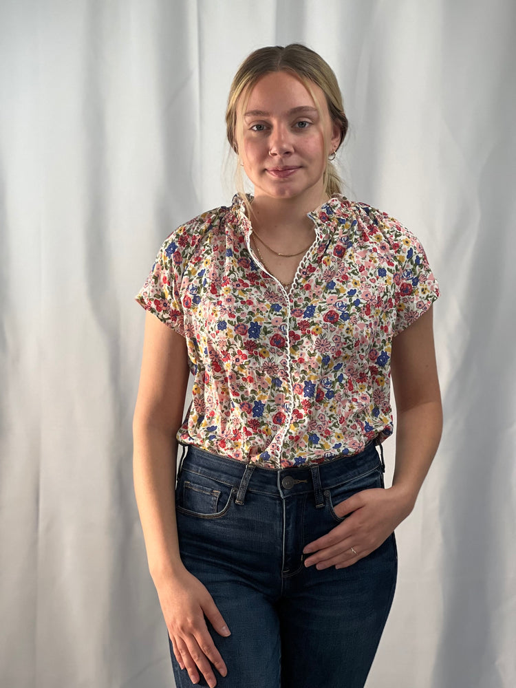 Short sleeve floral top with stand up collar straight hem v-neckline