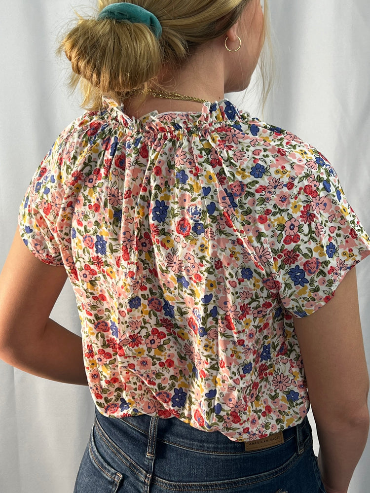 Short sleeve floral top with stand up collar straight hem v-neckline