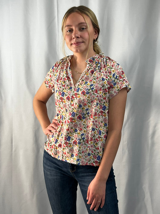 Short sleeve floral top with stand up collar straight hem v-neckline